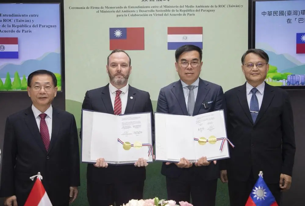 Taiwan's Minister of Environment Chi-Ming Peng (second from right) and Paraguay's Minister of Environment and Sustainable Development Rolando de Barros Barreto (third from right) sign the "Memorandum of Understanding under the Paris Agreement."