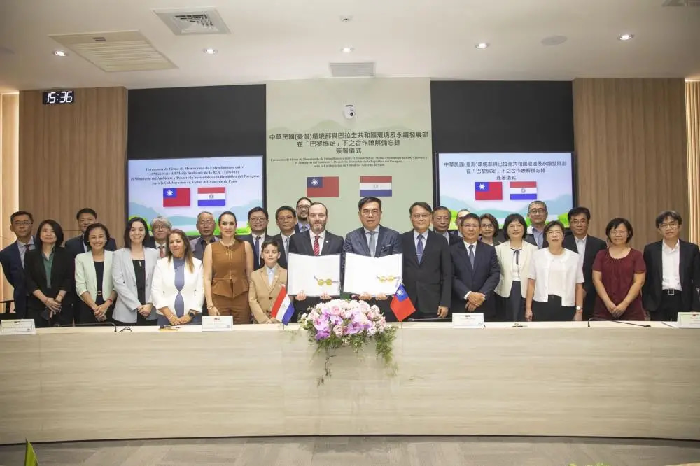 Group photo of distinguished guests witnessing the signing of the "Memorandum of Understanding under the Paris Agreement" between Taiwan and Paraguay.