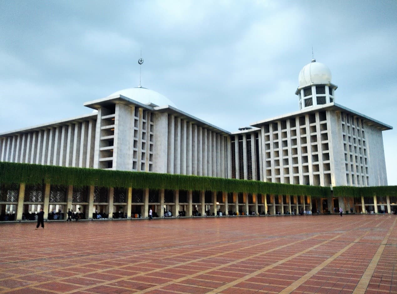 雅加達的伊斯蒂柯拉清真寺（Istiqlal Mosque）是東南亞最大的清真寺。照片來源：Baqotun0023／Wikimedia Commons（CC BY-SA 4.0）