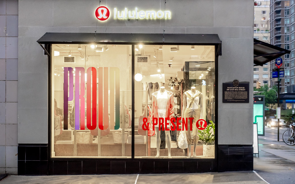 Lululemon舒適、好穿，也重美觀，不少人將瑜珈服飾帶到街頭，成為日常穿搭。