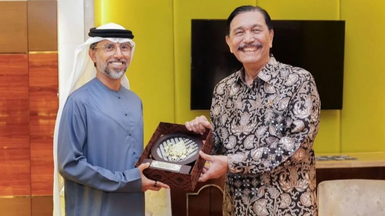 UAE Minister of Energy Suhail al-Mazrouei (left) and Chairman of the Indonesian National Economic Council Luhut Pandjaitan (right) met in January to discuss collaboration opportunities in sustainable projects such as green energy, and reforestation. 