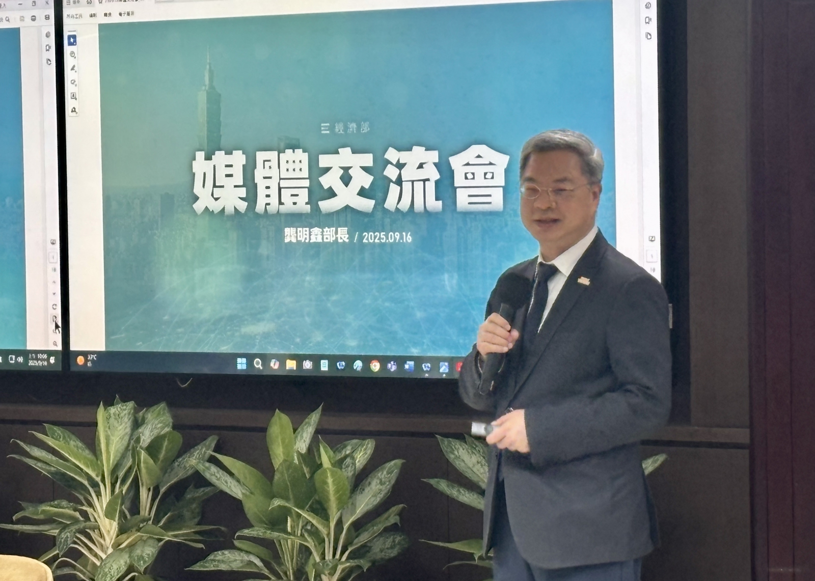 經濟部部長龔明鑫表示，台灣正面對極端氣候、地緣政治、關稅與需求起伏不定、關鍵材料和技術限制4大挑戰。（攝影：莊閔茜）