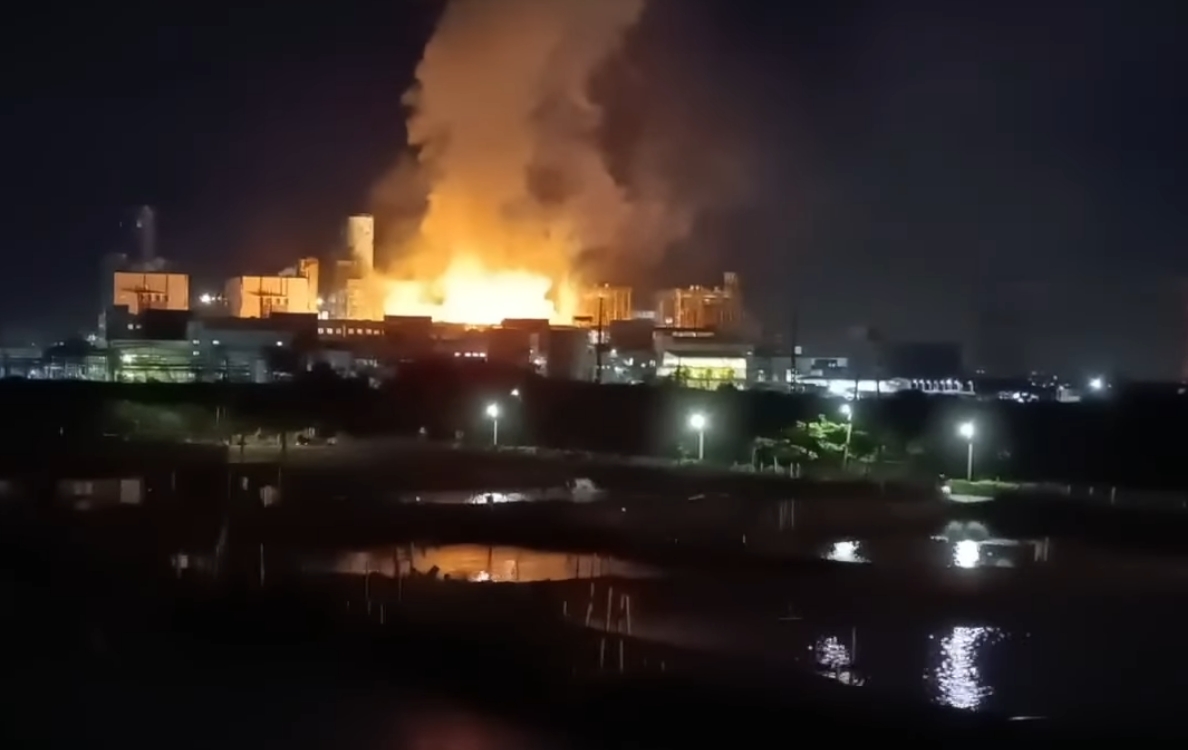 高雄興達電廠在9日晚間傳出爆炸聲並發出火光。圖片來源：擷取自高雄市議員參選人黃韻涵臉書