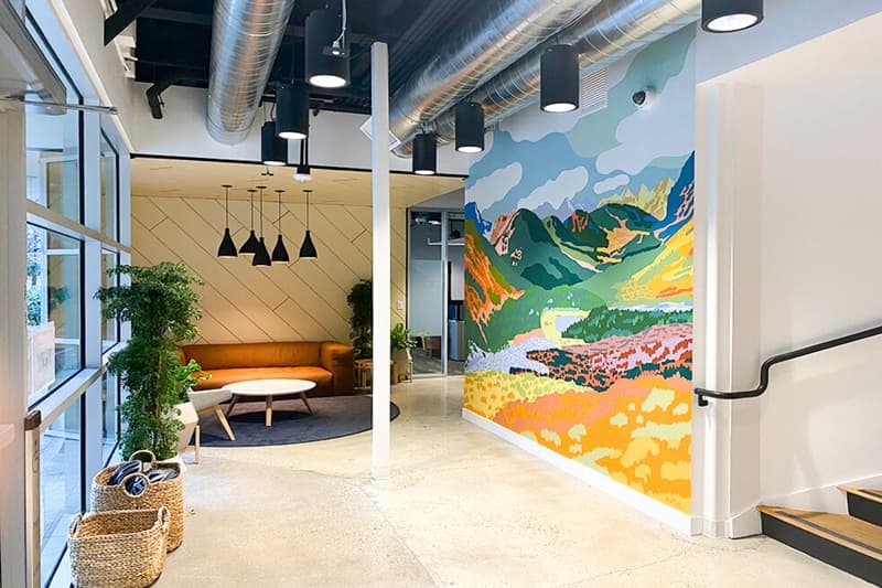 （Google 藝術家駐村計畫，藝術家於企業總部創作加州山景，搭配員工參與藝術活動，改變辦公空間文化，也激發員工的創新及藝術視野。圖片來源：Google Artist In Residence Mural — Ariel Lee）