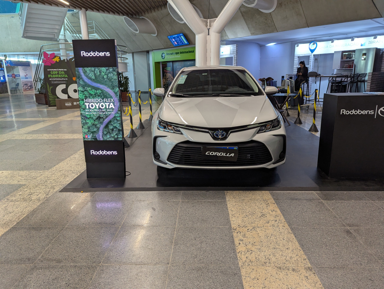 機場入境大廳，Toyota展示經典Corolla的新款綠能車。圖片來源：王之杰攝