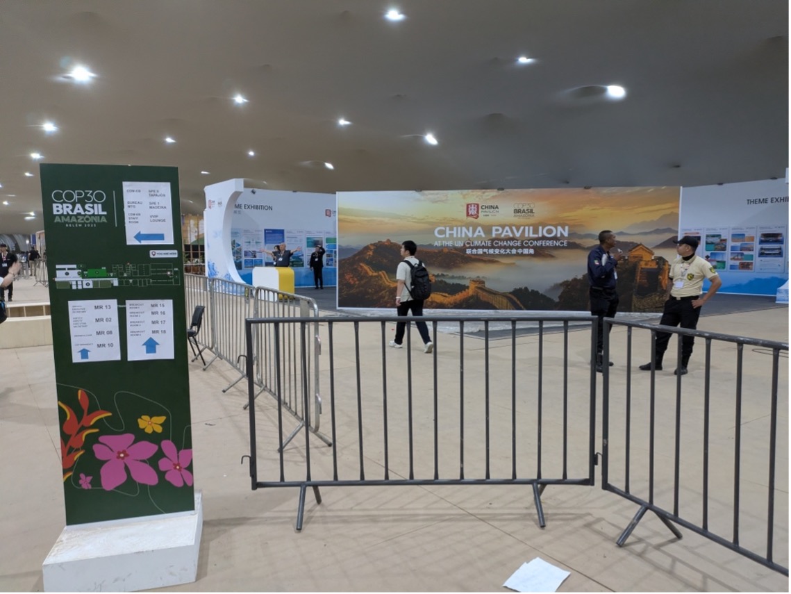 COP30開幕前一天，會場裡的展攤仍未準備就緒。圖片來源：王之杰攝