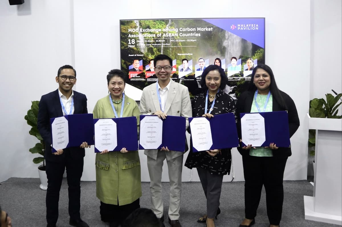 ASEAN signs a memorandum of collaboration with representatives from four countries. 