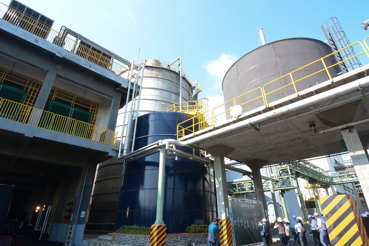 永豐餘在新屋廠建立台灣最大沼氣發電廠,透過微生物分解將造紙製程排放水有機物轉換成沼氣。(圖片來源:桃園市政府)