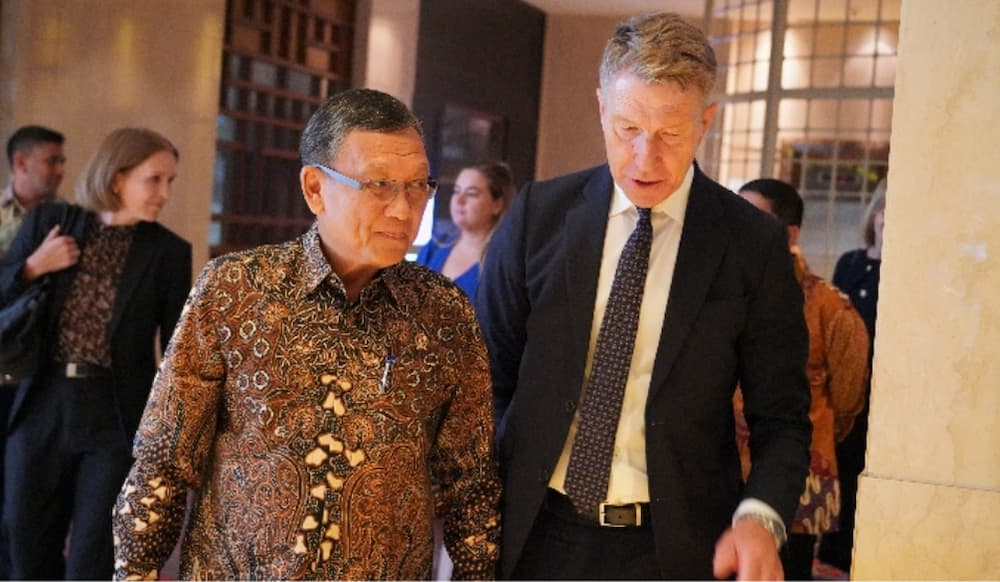 Norwegian energy minister Terje Aasland and Indonesia's former minister Arifin Tasrif hold a meeting in Jakarta on July 2024.