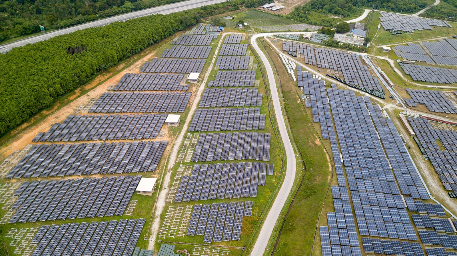 未來用電大戶可透過國家電網或獨立電網取得綠電，也就是不必再透過國家電力集團（EVN）進行買賣，加上放寬購電方用電規模的限制等，為越南綠電自由化寫下新里程碑