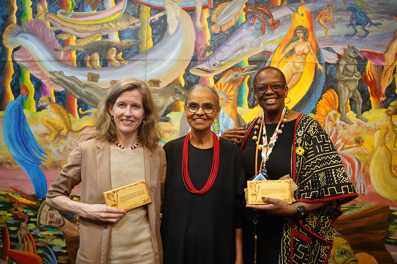 巴西環境部長瑪麗娜·席爾瓦（Marina Silva，圖中中間）更公開呼籲各國展現「勇氣」，啟動這項必要程序。（圖片來源：flickr）