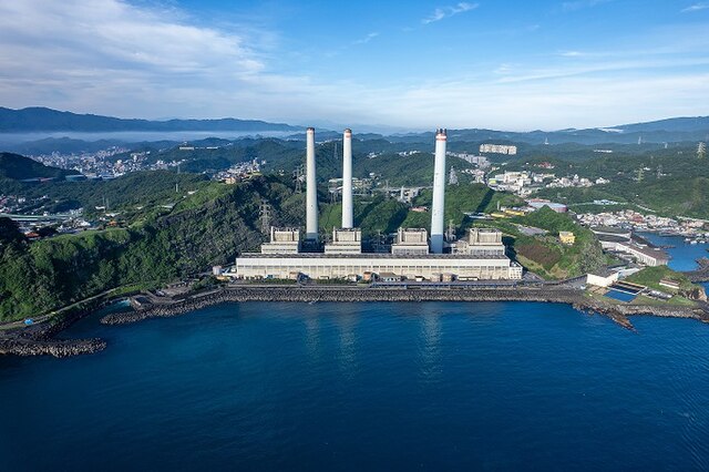 為穩定北東電網的供電，台電提出基隆協和電廠更新改建計畫（燃油改燃氣），並且於電廠旁設置天然氣接收站（俗稱四接），環境部將在17日召開環評初審會議