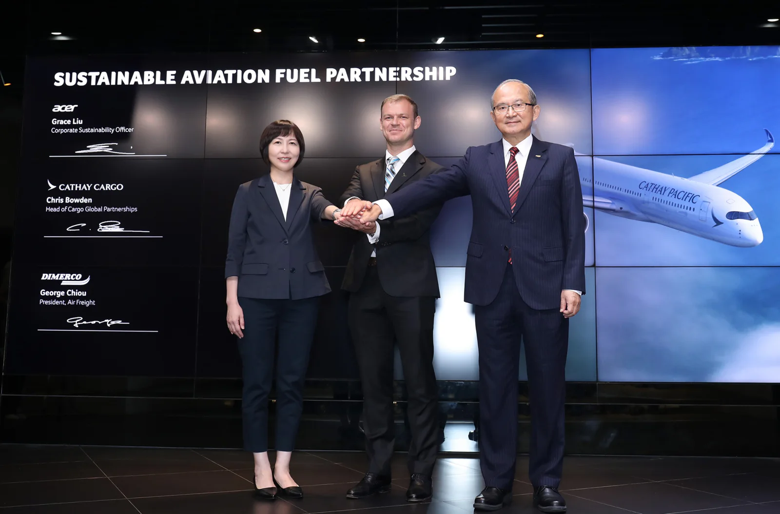 SAF Agreement was signed by Grace Liu, Corp. Sustainability Officer of Acer (left), George Chiou, President, Air Freight of Dimerco Express Group (right), and witnessed by Chris Bowden, Head of Cargo Global Partnerships of Cathay Cargo (center)