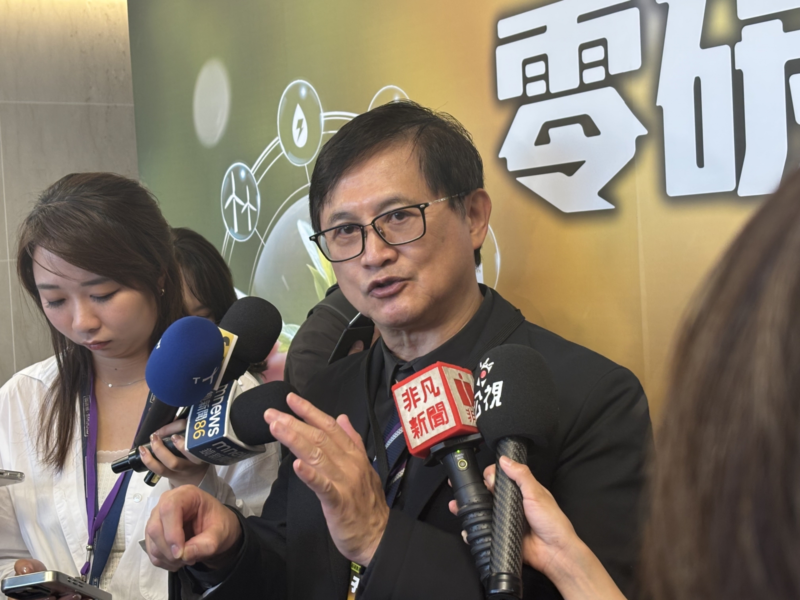 童子賢表示，台灣夜尖峰用電需求仍有日間60%，靠太陽能還不夠。（攝影：莊閔茜）
