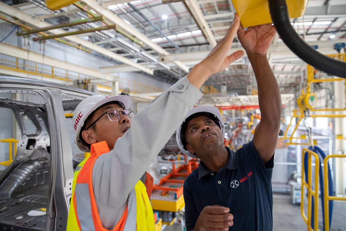 A South African electrician works with his Chinese colleague at a Beijing Automotive Industry Corporation plant in Eastern Cape province, South Africa. Some African experts have proposed that China counter the “overcapacity” narrative by collaborating with Africa to diversify its supply chain for new energy products (Image: Zhang Yudong / Xinhua / Alamy)