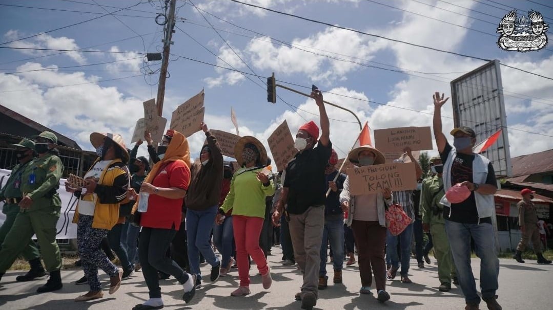 Women lead a protest against PT Poso Energy construction on Lake Poso in 2022. Photo courtesy of Mosintuwu/Ray Rarea.