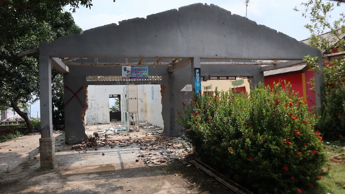 A partially demolished house in one of the Kampung Tua (old villages) of Rempang Island, previously owned by a household that agreed to relocate to make way for the Rempang Eco City megaproject (Image: Bagus Pradana / Transparansi Internasional Indonesia)