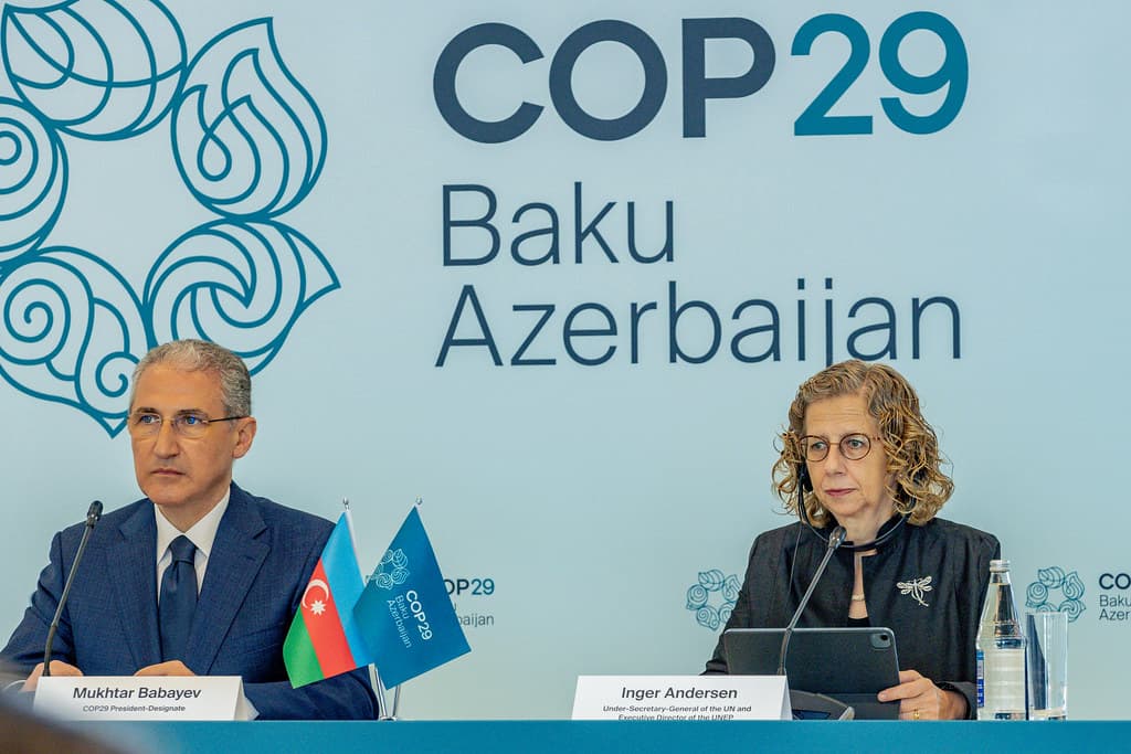 （左）本次COP29主席巴巴耶夫（Mukhtar Babayev）與（右）聯合國環境規劃署執行長安德森（Inger Andersen）。COP29進入倒數，今年將聚焦5大討論重點。（圖片來源：聯合國環境署 UNEP/Ahmed Nayim Yussuf）