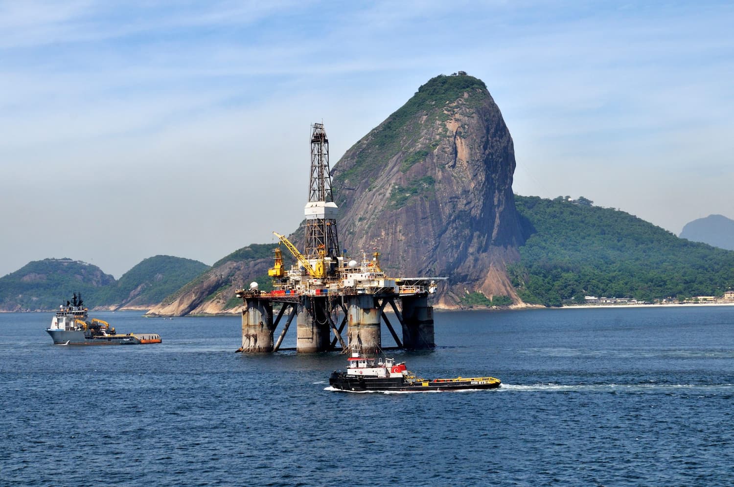 A Brazilian state-owned oil rig in Guanabara Bay, Rio de Janeiro. Brazil is currently attempting to balance its leading climate action role as the host of COP30 in Belém with its intentions to continue producing and exporting fossil fuels (Image: Florian Kopp / imageBROKER / Alamy)