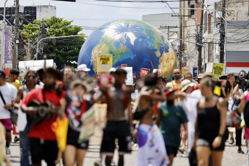 由全球社運團體、原住民族與NGO共同號召的「人民高峰會」(Cupula dos Povos)在 COP30 談判場外舉行大遊行。記者鐘聖雄/攝影