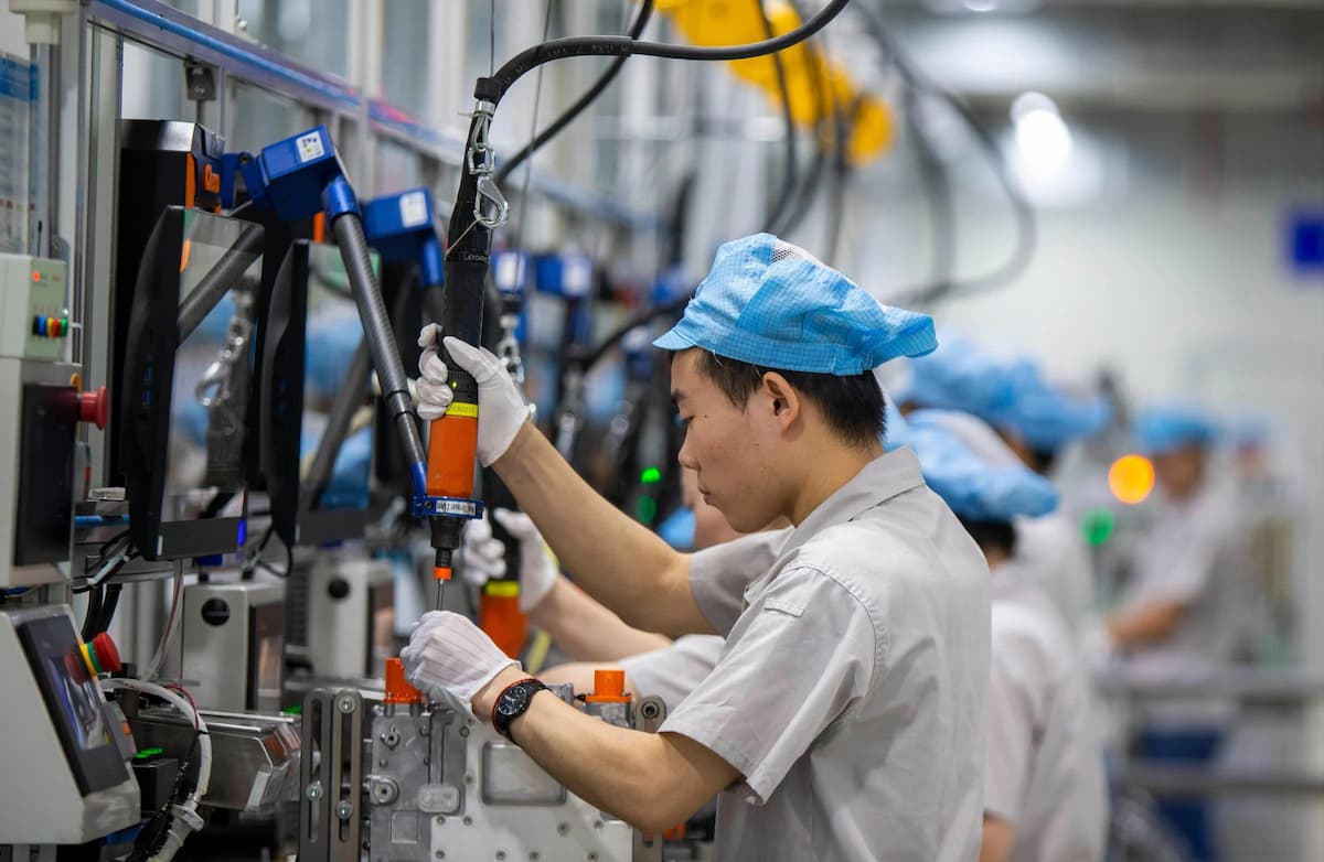 Assembling batteries for electric vehicles in Suzhou, Jiangsu province (Image: Cynthia Lee / Alamy )