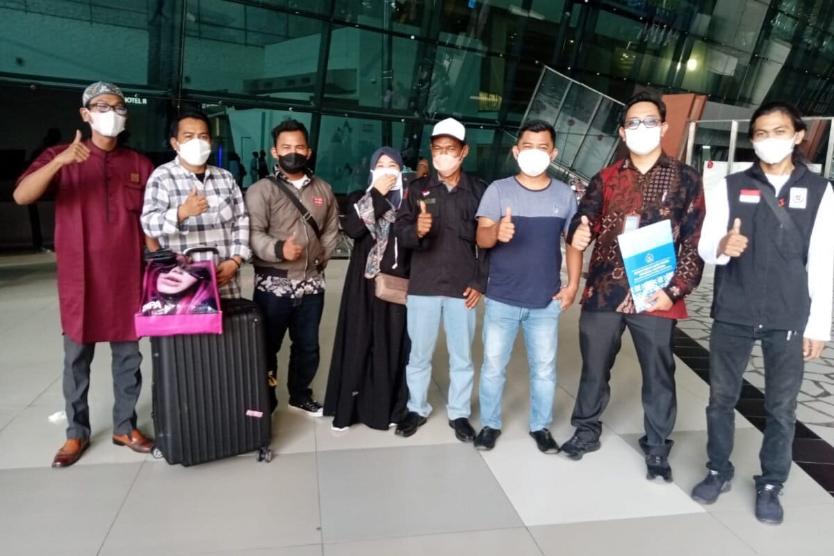 Muninggar (fourth from left), a 48-year-old former fish farmer from northern Java, repatriated from Dubai back to Indonesia in August 2022. Image courtesy of Indonesian Migrant Workers Union (SBMI).