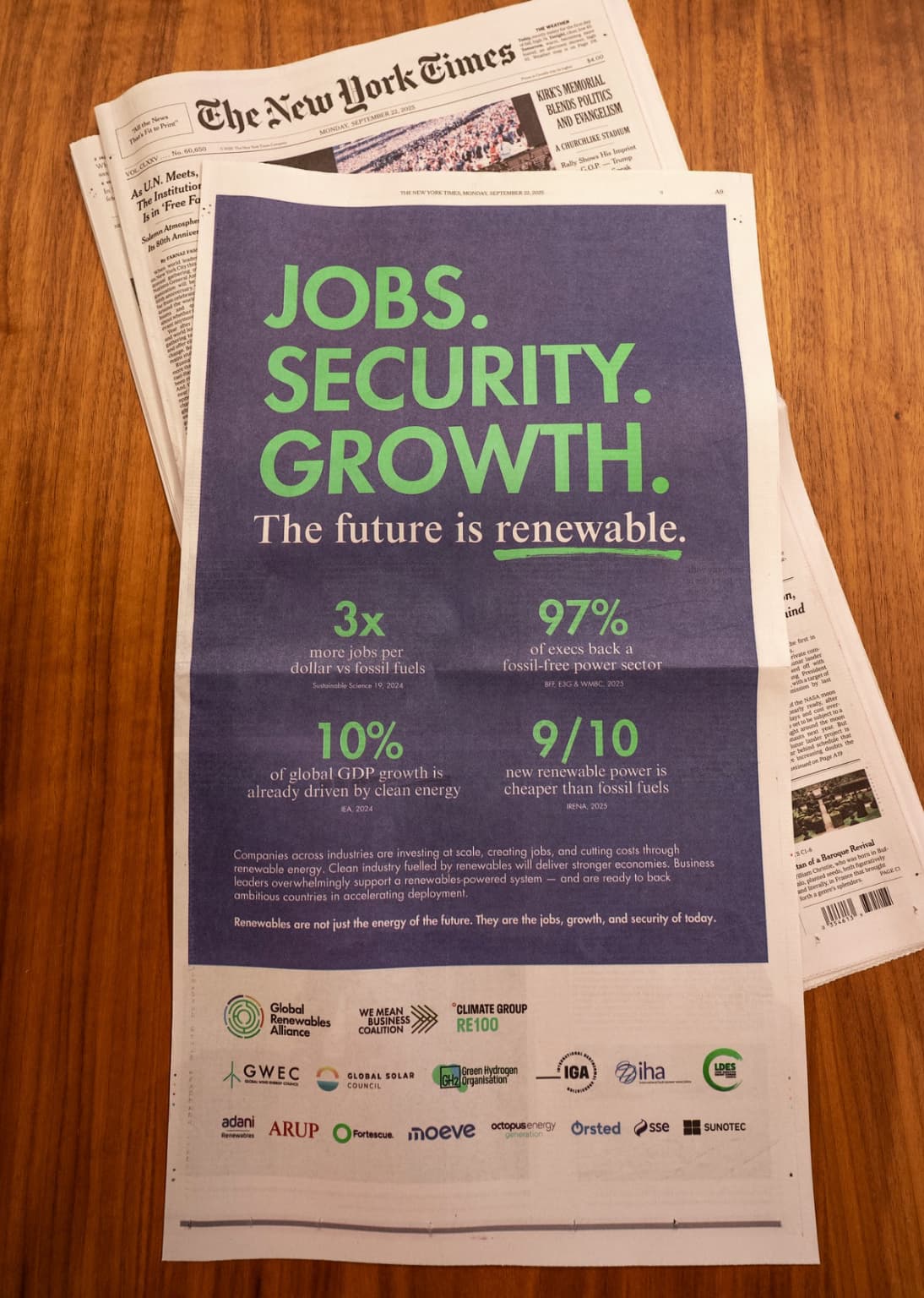 紐約時報的全版廣告。(圖片來源:Global Renewables Alliance)