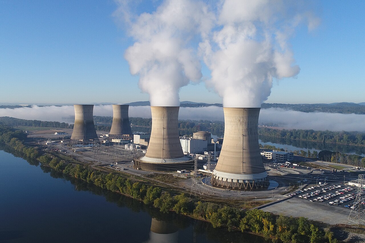 美國星座能源與微軟表示，將協助三哩島核電廠一個機組恢復運作，預計2028年上線。