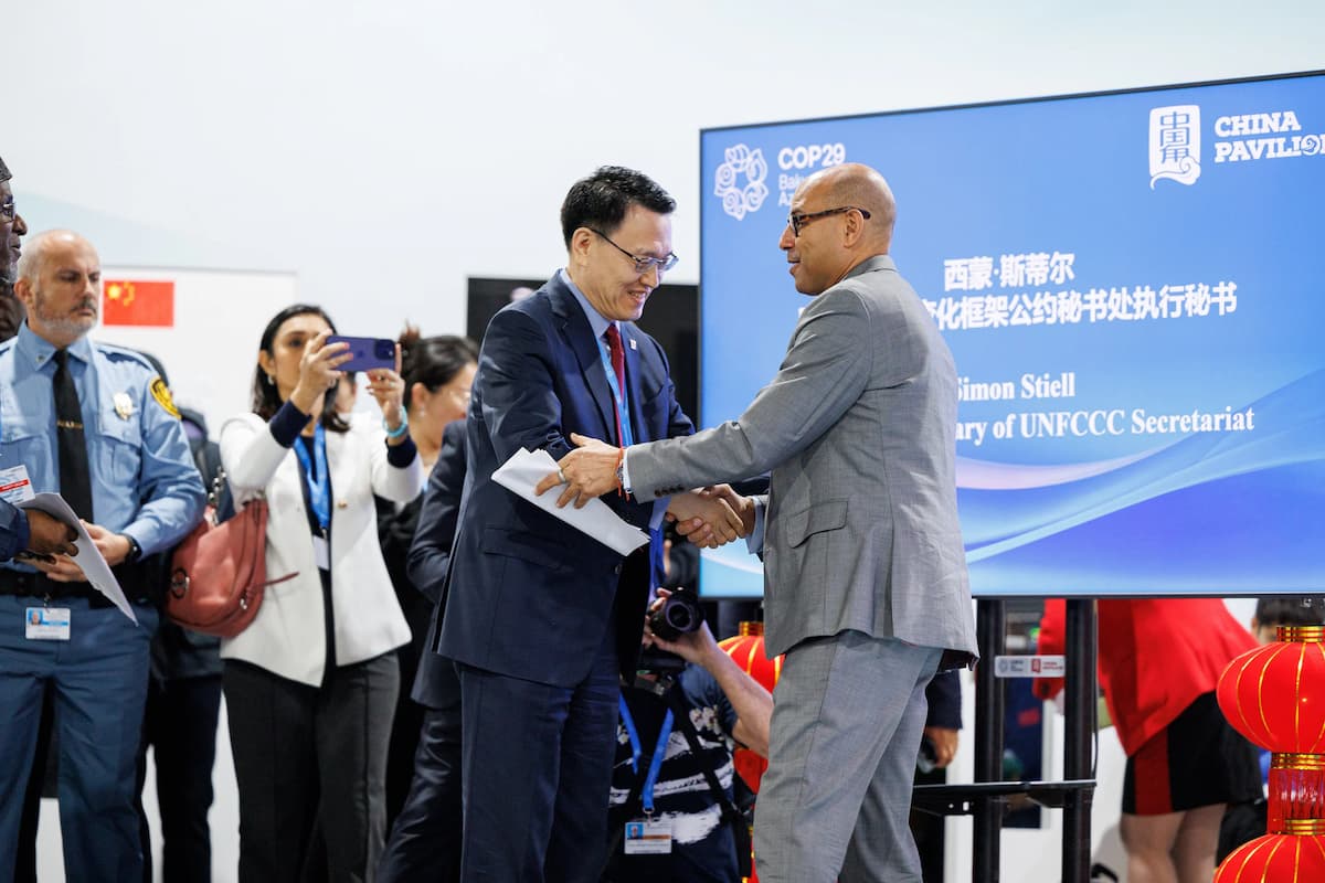 China’s vice ecology and environment minister, Zhao Yingming, greets the UN’s climate change executive secretary, Simon Stiell, at a high-level COP29 side-forum on South-South cooperation (Image: Habib Samadov / UN Climate Change, CC BY-NC-SA 2.0)