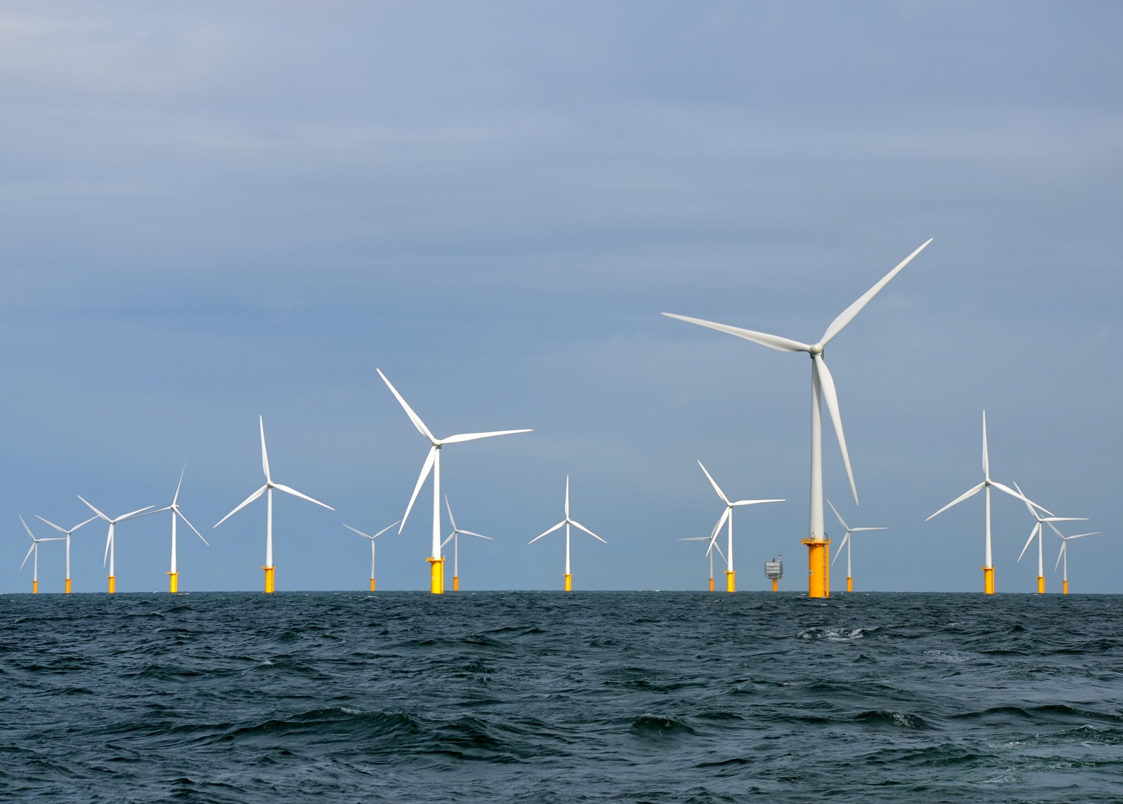 德萊恩提到歐盟的可負擔能源方案進行電網建設，讓北海離岸風電、西班牙太陽光電可以在歐盟各地使用。圖為北海的離岸風場。圖片來源：Wikipedia