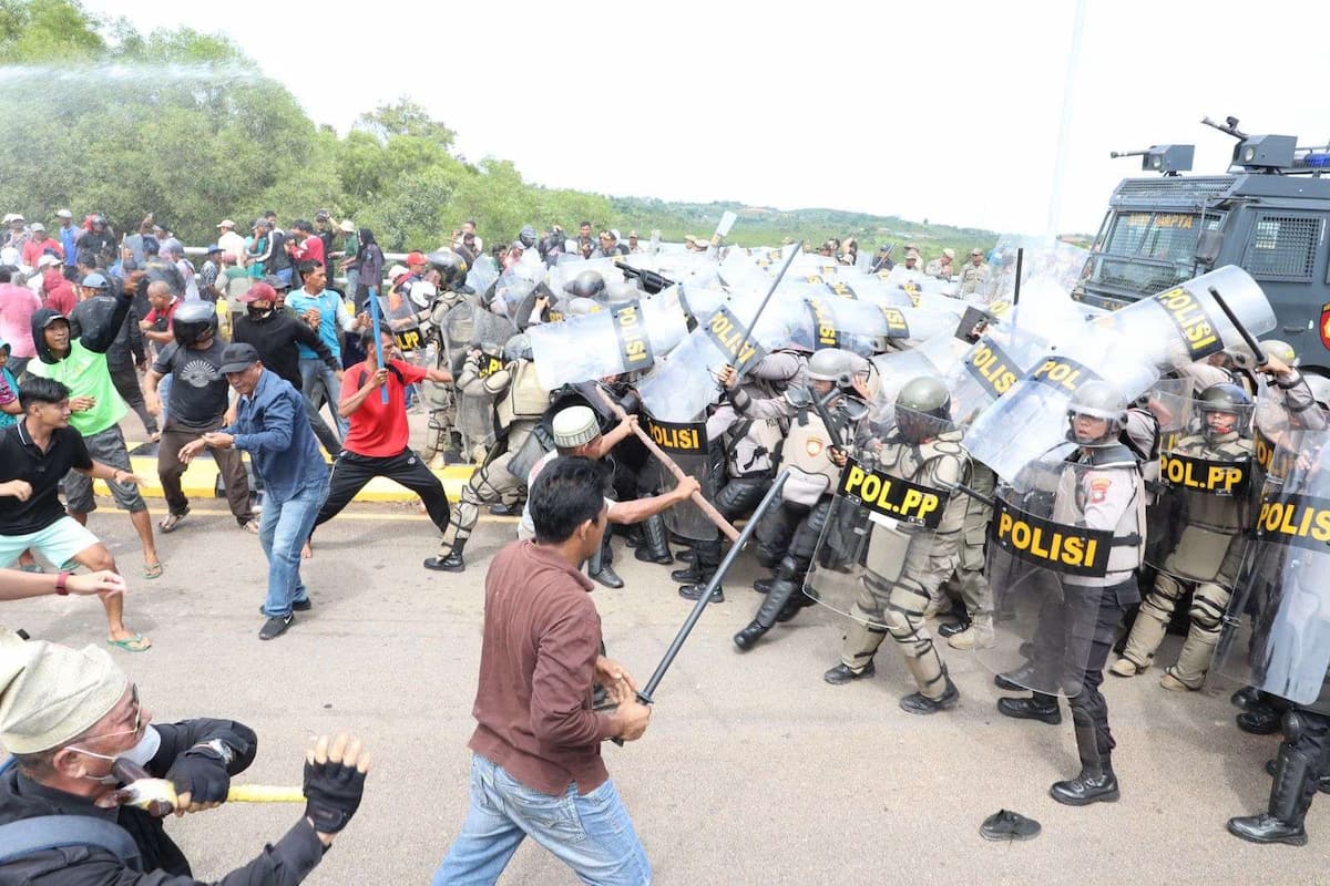 Clashes between local residents and security forces during a protest against a plan to build the world’s second-largest glass and solar panel factory on Rempang Island, Indonesia, on Sept. 7, 2023. Image courtesy of BP Batam.