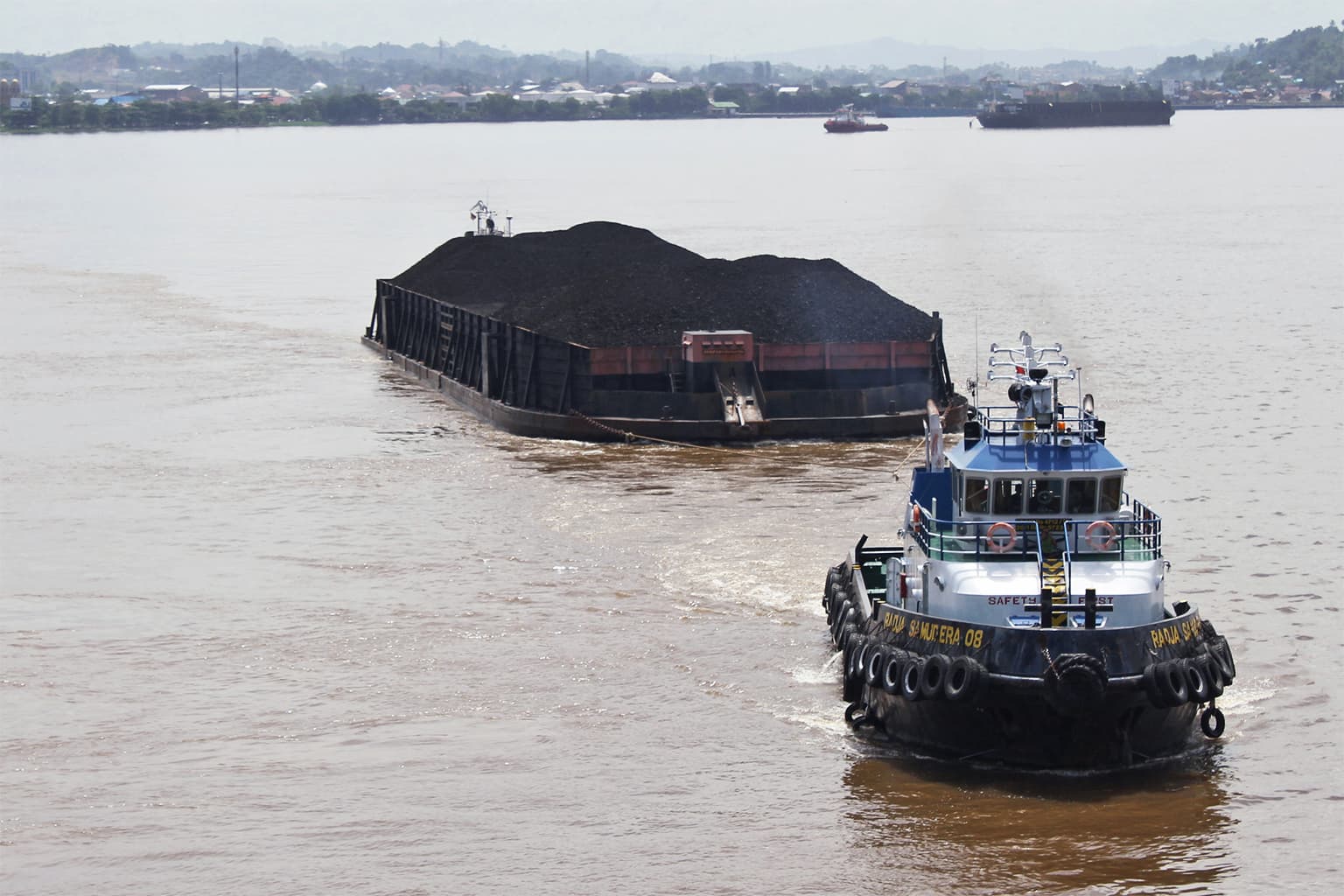 A coal barge transporting coal from from the mines to the sea in Central Kalimantan, 2013. Image by Andrew Taylor/WDM via Flickr (CC BY 2.0).
