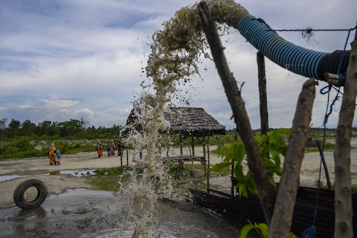 Sulawesi is one of the Indonesian islands where sand mining has historically been carried out. Plans to restart sand exports have divided opinion between those touting economic benefits and those worried about environmental impacts (Image: Basri Marzuki / NurPhoto SRL / Alamy)