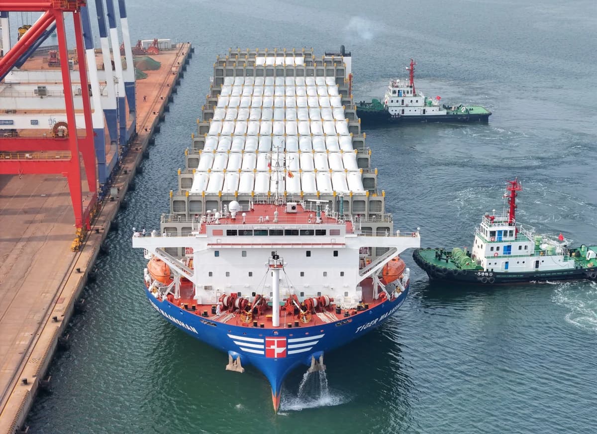 A cargo ship loaded with Malaysian LNG docks at Yantai port in eastern China’s Shandong province. New LNG infrastructure – terminals, vessels, transport links – has been vastly expanded in China, and the country imported the most LNG globally in 2021, 2023 and 2024 (Image: Cynthia Lee / Alamy)