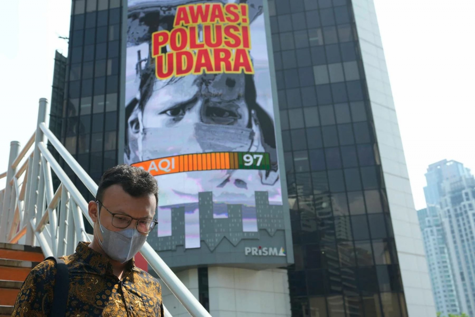 A man walks past a billboard that says “beware of air pollution” in Indonesia’s capital Jakarta. The World Bank reports that in 2019, PM2.5 air pollution caused over 183,000 deaths in the country (Image: Achmad Ibrahim / Associated Press / Alamy)