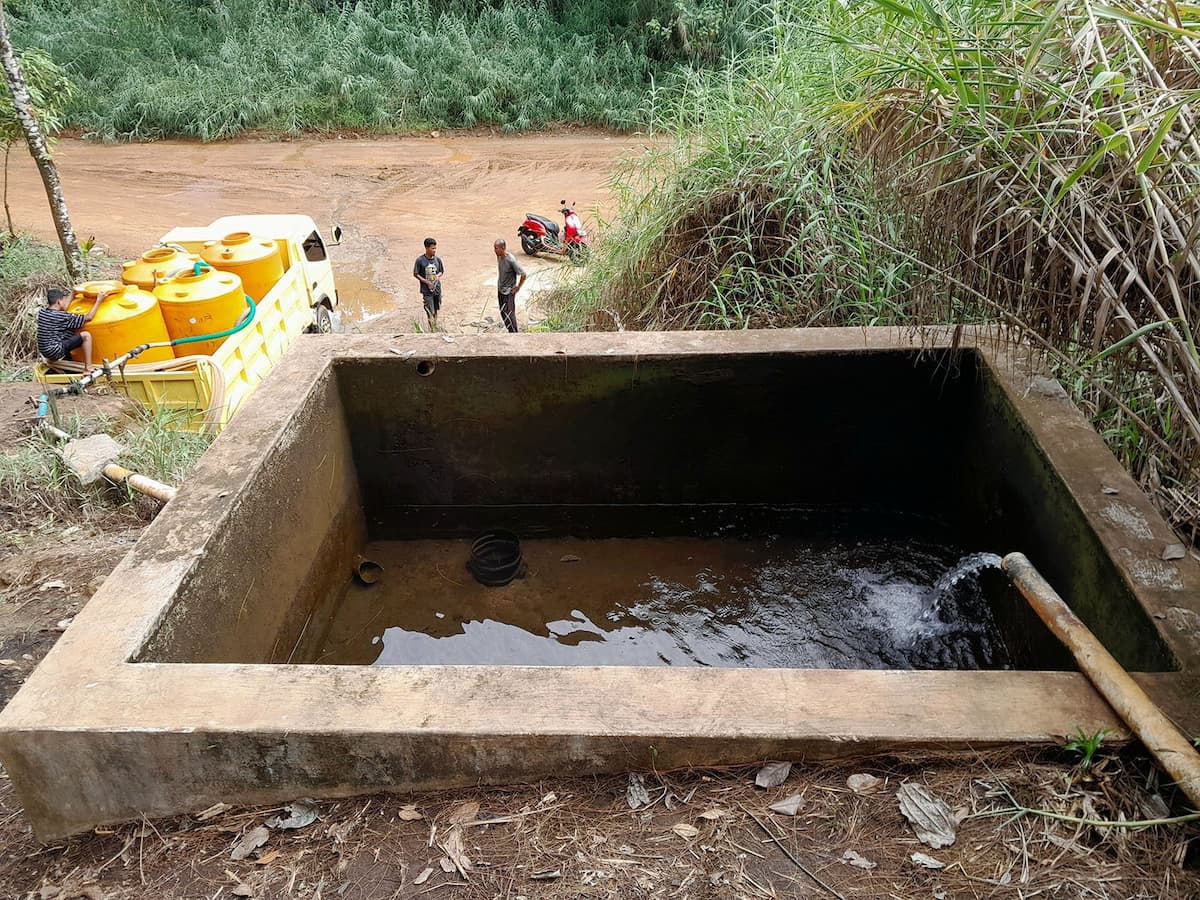 A truck collecting water from a reservoir at the foot of Tanjung Ueboelie hill, which will be distributed to the homes of residents on Gebe Island. This water source is threatened because it is in the nickel mining area of PT Smart Marsindo (Image: Rabul Sawal / Project Multatuli)