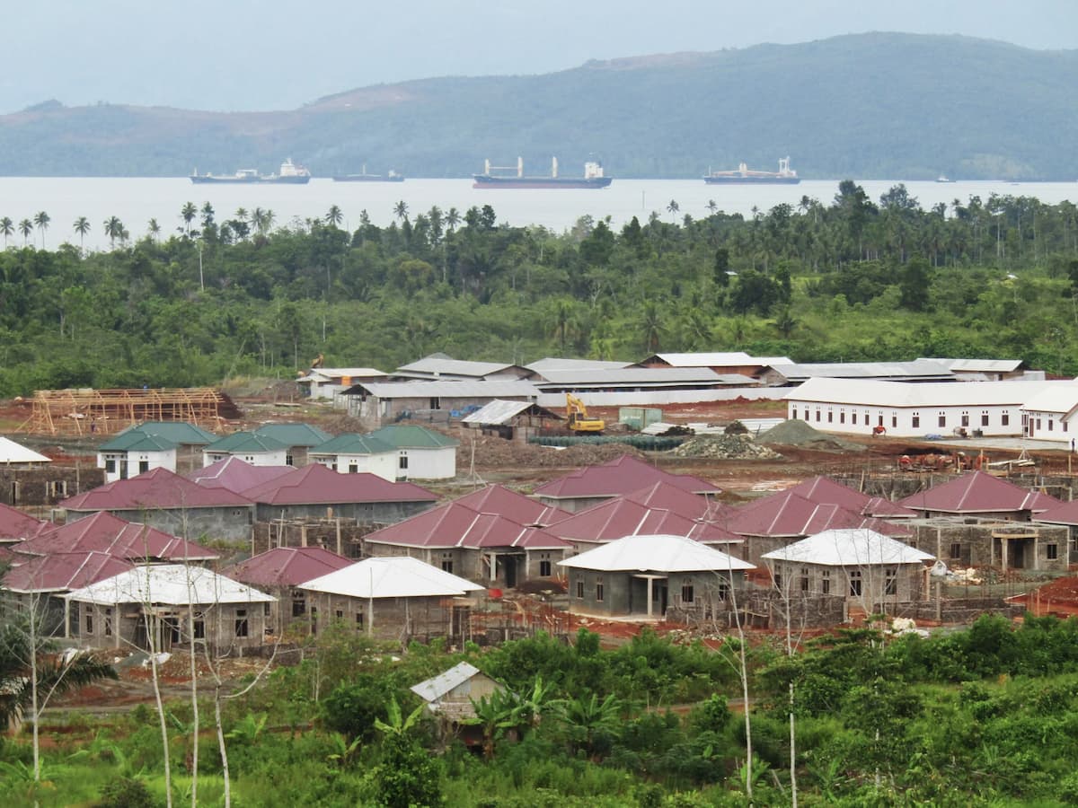 A new housing settlement being constructed by mining conglomerate Harita Group for the relocation of Kawasi residents, located about 1 km from the coastline (Credit: Rabul Sawal / Project Multatuli)