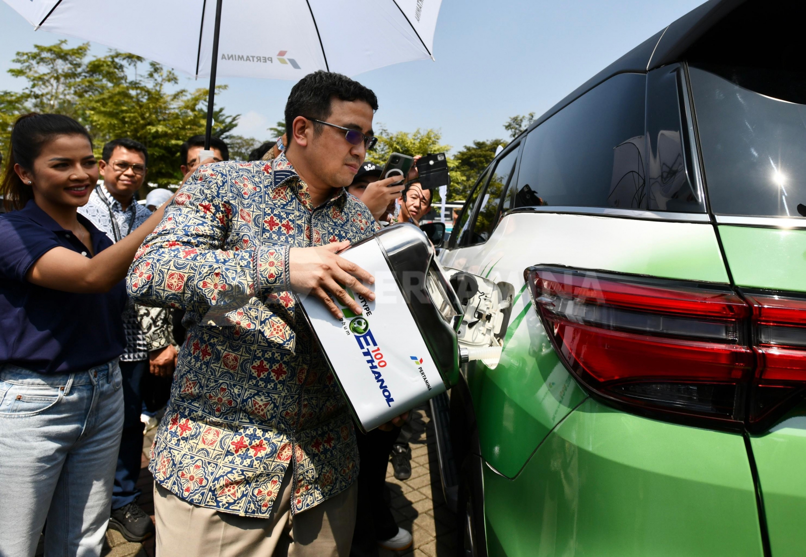 Oki Muraza, senior vice president at PT Pertamina, adds sorghum biofuel to vehicles.