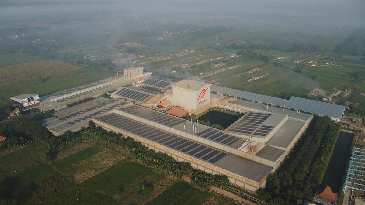 The Arwana Ceramics factory in East Java province uses rooftop solar panels installed by Xurya Daya Indonesia, a startup serving commercial clients. Image courtesy of Xurya.