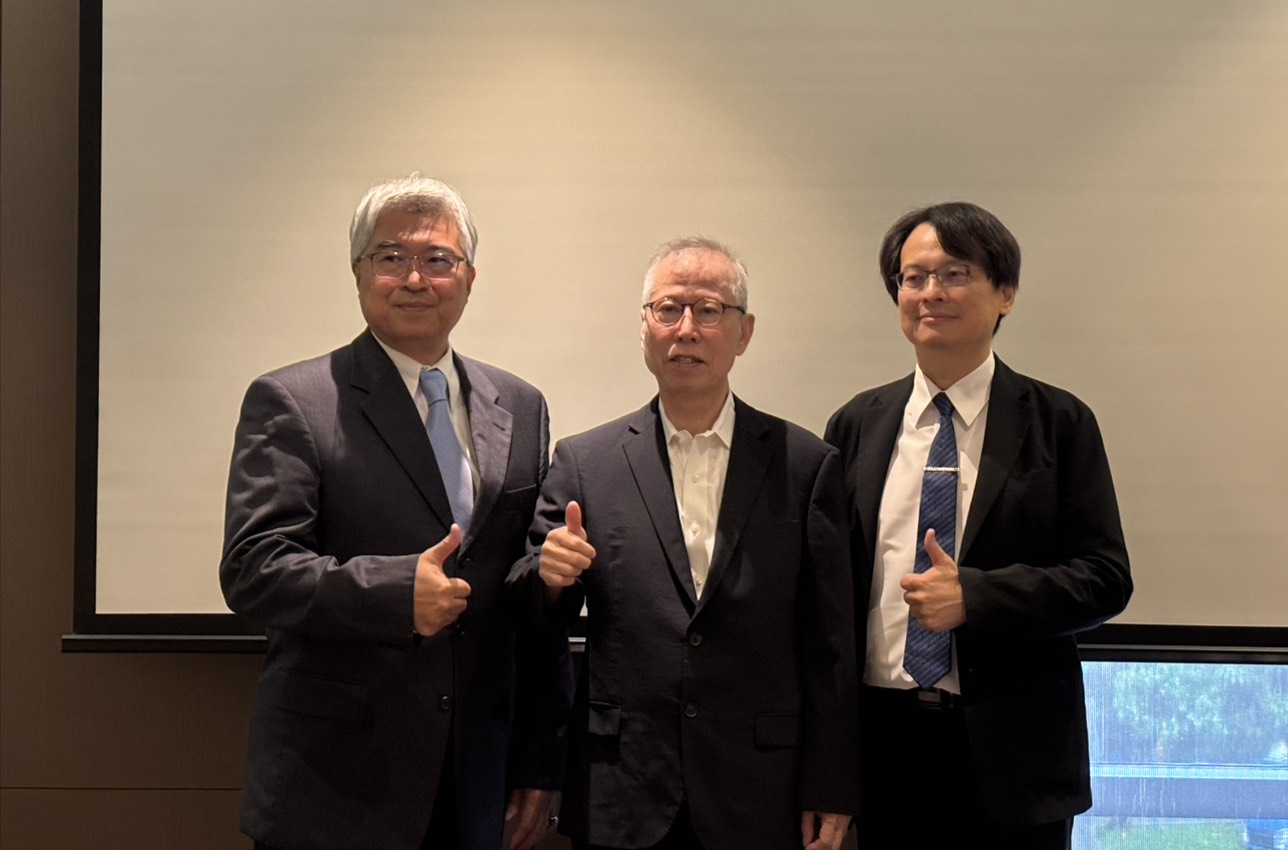 （左起）聯合再生能源新任執行長張為策、聯合再生董事長洪傳獻，及新任事業總經理姜暭先。