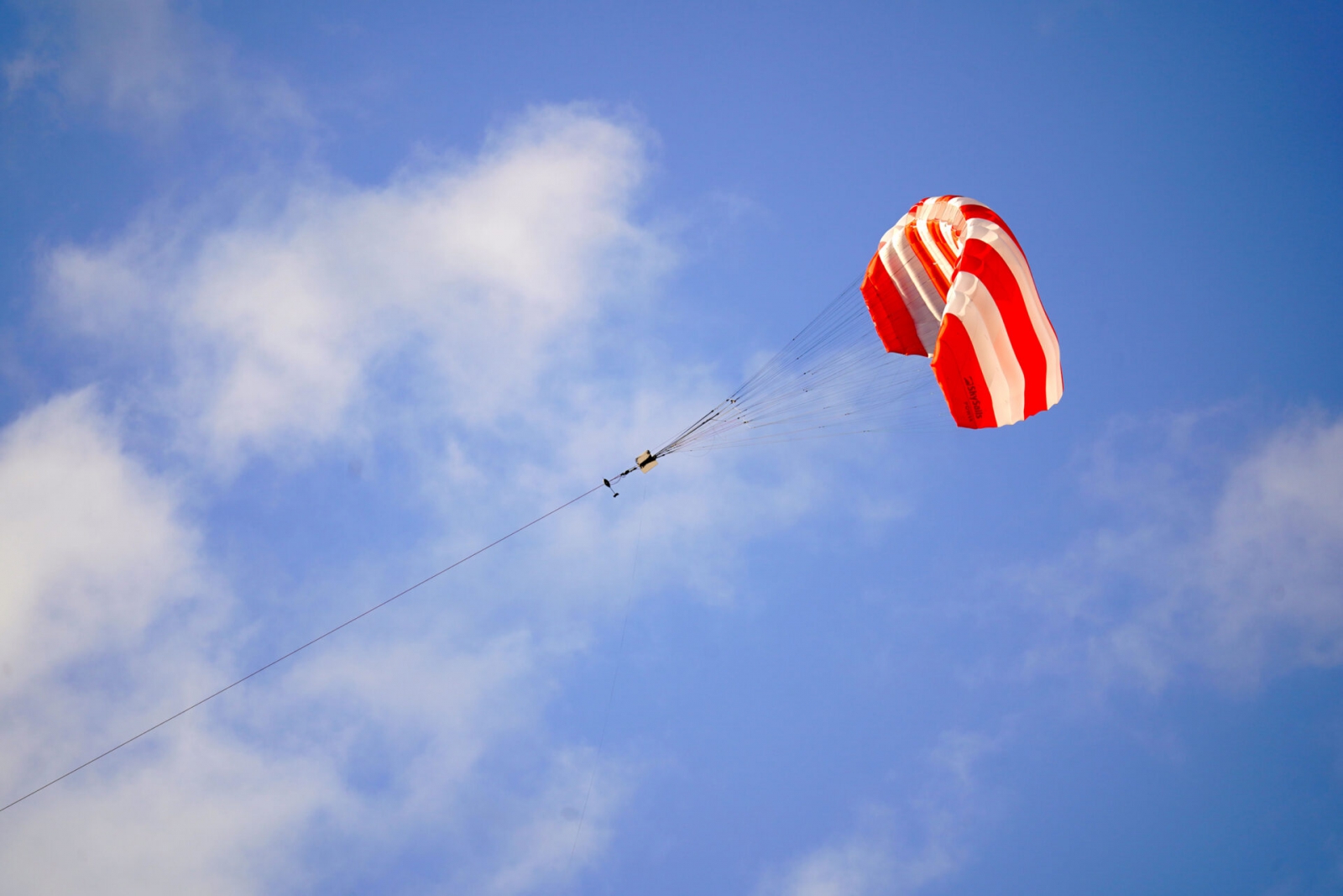 外觀像降落傘的SkySails高空風能設備。（圖片來源：SkySails）