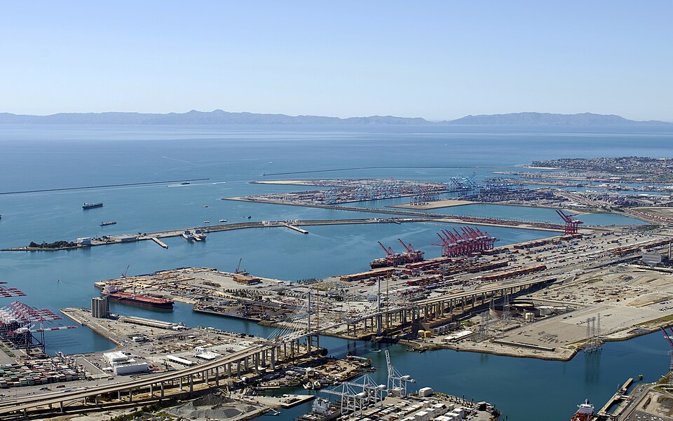 Long Beach operated under a century-old “first-come, first-served” rule, leading many vessels to race ahead and idle offshore, generating excess carbon emissions. (Image: Wikimedia Commons)