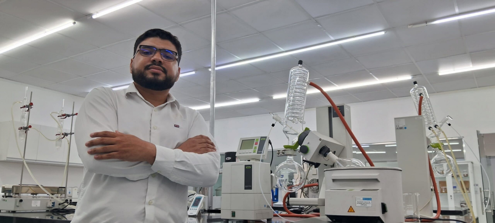 Conecthus Institute engineer Vinícius Magno at the laboratory studying biomethane. Image by Adriana Amâncio.