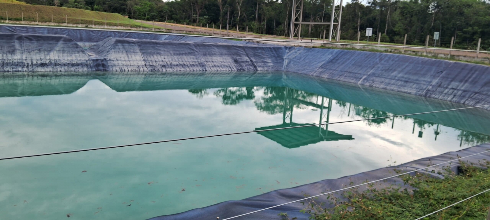 The CTTR facility for demineralized water resulting from leachate treatment. The dark liquid that comes out of the waste is filtered using nanotechnology, generating water for reuse. Image by Adriana Amâncio.