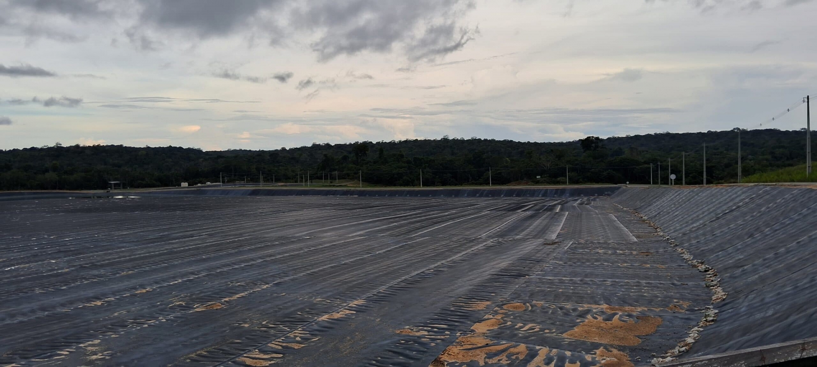 A waterproofed area at CTTR Amazonas that will receive layers of clay, to be deposited under solid waste. The facility is used to prevent waste from coming into direct contact with the soil. Image by Adriana Amâncio.