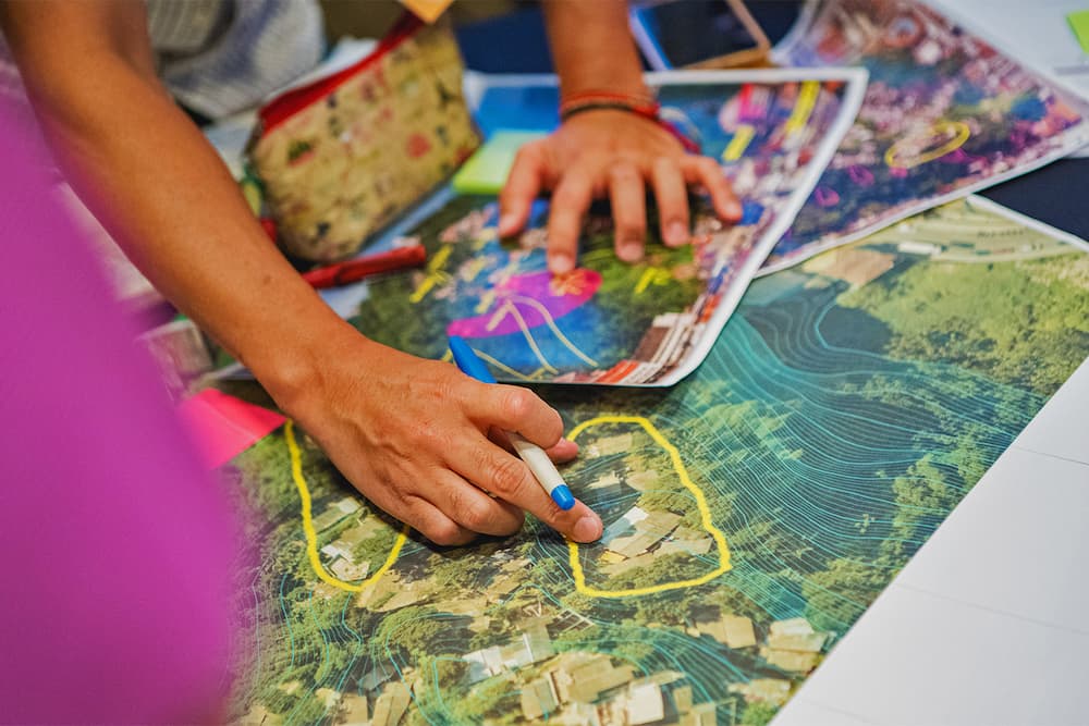 In 2023, Brazilian officials and representatives from several other cities around the nation met for a workshop in Niterói, Rio de Janeiro state as part of the “Nature-Based Solutions Accelerator in Cities” project. Participants discussed ways for improving adaptation and nature-based solutions projects in order to better access climate finance. Image courtesy of Diego Padilha-Yantra Imagens/WRI Brasil.