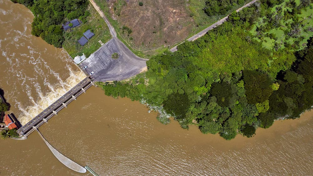 The Guandu water treatment plant in Nova Iguaçu, Brazil. The facility supplies water to more than 9 million people in Rio de Janeiro. Under the Cities4Forests initiative, WRI conducted a study on the benefits of natural infrastructure for water in five metropolitan regions, including Rio de Janeiro. By restoring forests and protecting watersheds upstream, the Rio de Janeiro project also helps reduce pollution, lower water treatment costs and secure long-term water quality. Image courtesy of Marizilda Cruppe/WRI Brasil.