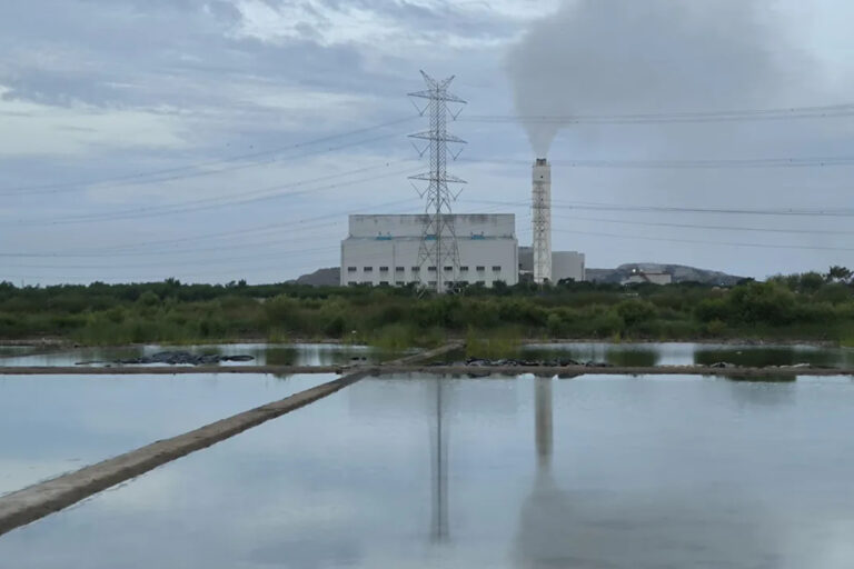 Plumes of smoke rise from the chimney of the Benowo waste-to-energy plant in Surabaya. Image courtesy of Walhi East Java.