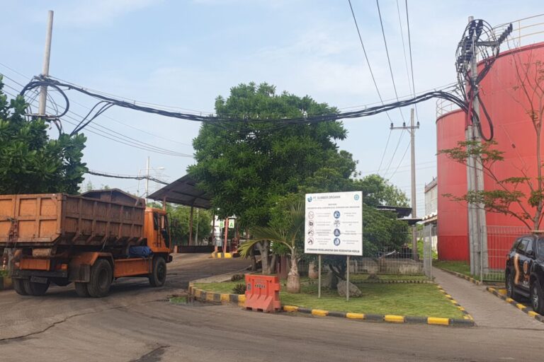 Garbage trucks enter the Benowo landfill area in Surabaya. Image by Petrus Riski/Mongabay-Indonesia.