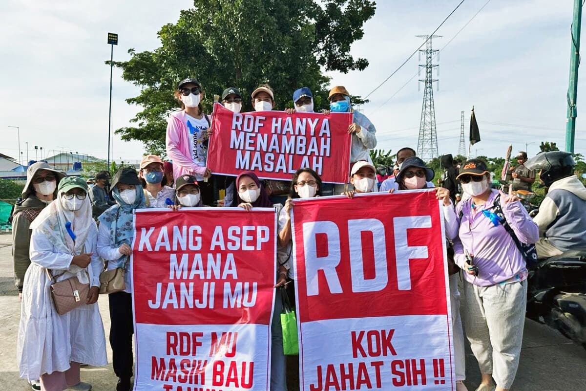 In North Jakarta, residents demonstrated demanding the suspension of a refuse-derived fuel plant in March 2025. Image courtesy of resident documentation.